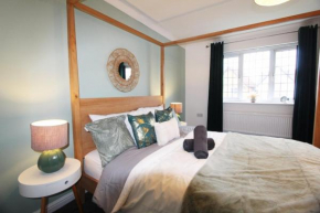 4 Bedroom House Near Manchester Airport, Wythenshawe Hospital and Trafford Centre